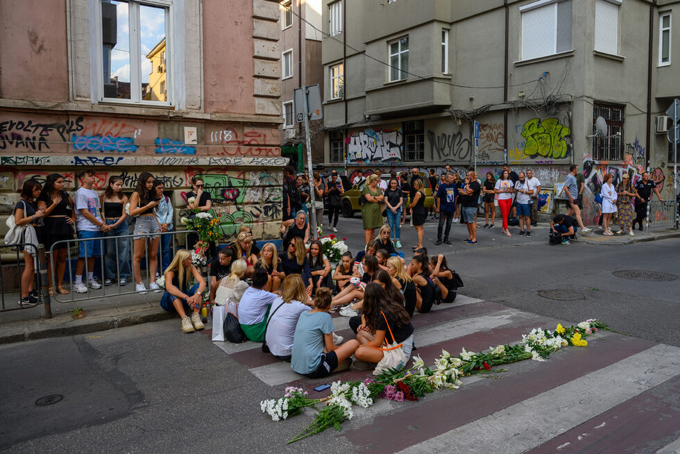 Около 18 часа на пешеходната пътека, където на 2 септември вечерта <a href="https://www.dnevnik.bg/bulgaria/2023/09/03/4524617_piian_shofcor_blusna_i_ubi_15-godishno_momche_na/?ref=home_layer2" target="_blank">бе блъснато и убито 15-годишно момче</a>, се събраха хора, които поднасят цветя. Според първоначалните данни шофьорът е употребил алкохол и е карал с превишена скорост.