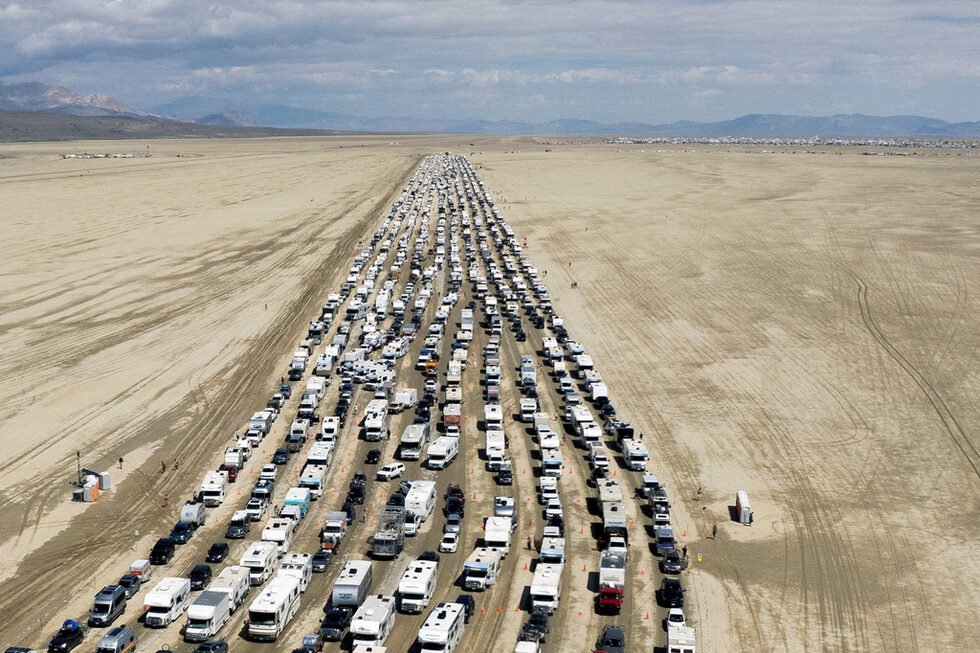 Колона от автомобили, които напускат фестивала Burning Man в Блек Рок Сити, Невада, САЩ.