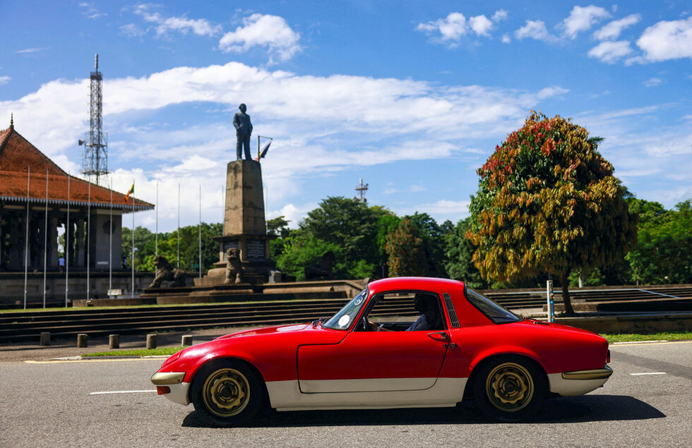 Класически автомобил британско производство се вижда на ралито British Car Day в Коломбо, Шри Ланка.