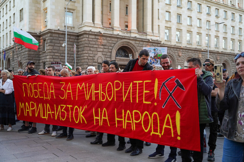 Трите партии заедно с непринадлежащия към парламентарна група Радостин Василев са вносители на вот на недоверие срещу правителството "Денков - Габриел", който ще бъде гласуван утре (13 октомври). Отсега е ясно, че гласовете на опозицията са недостатъчни.