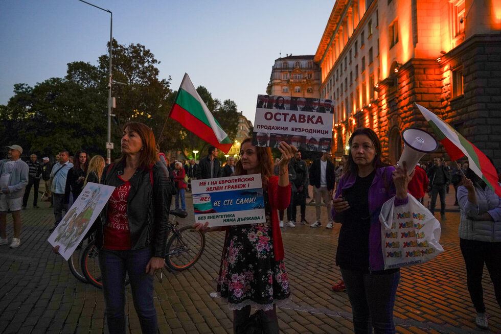 Българската телеграфна агенция (БТА) съобщава за протести в подкрепа на миньорите и във Враца, Бургас, Стара Загора и Сливен.