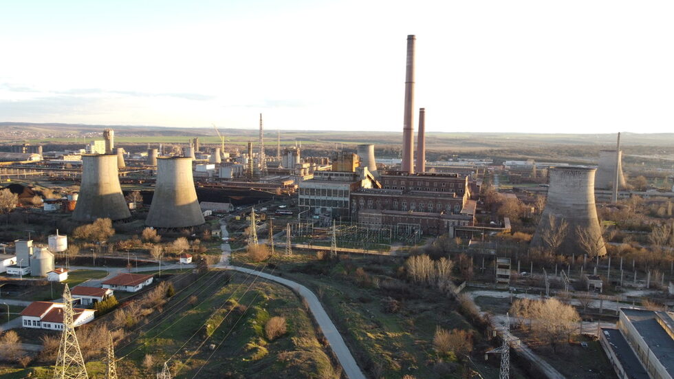 Десислава Микова, координатор на кампанията "Климат и енергия" в българското поделение на "Грийнпийс", коментира: "ТЕЦ "Марица 3" просто не може да работи законно. Сградата е в такова окаяно състояние, че от всяка пролука бълват неорганизирани непречистени емисии. Така заради печалбата на малцина се нарушава правото на десетки хиляди души да дишат чист въздух."