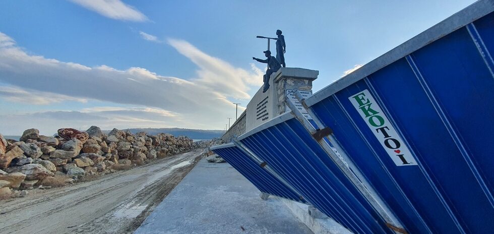 Изпочупени и отнесени от вятъра са строителни огради. Най-силни са били поривите в крайморската част на града. На снимката: скулптурата "Очакване" на варненския вълнолом
