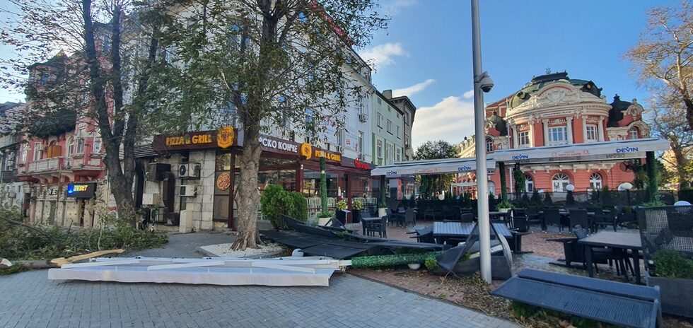 До късния следобед днес можеха да се видят щетите, нанесени от вятъра на терасите на заведенията в централната част на града.