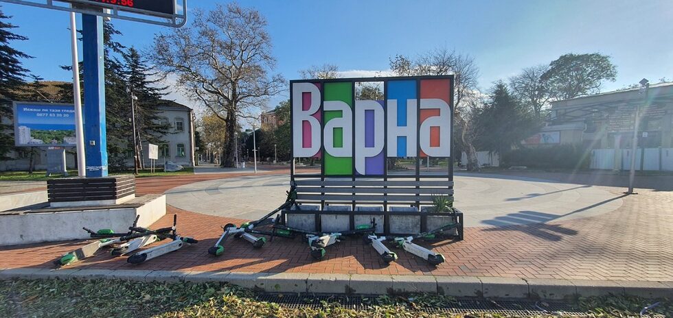 Над 130 км. в час достигна вятърът във Варна през изминалата нощ. В ранните утринни часове кметът на града Благомир Коцев обяви бедствено положение, след като вятърът взе една жертва - жена на 43 години загина, затисната от откършил се клон. Автомобили бяха премазани от паднали дървета, а други бяха обърнати от вятъра.