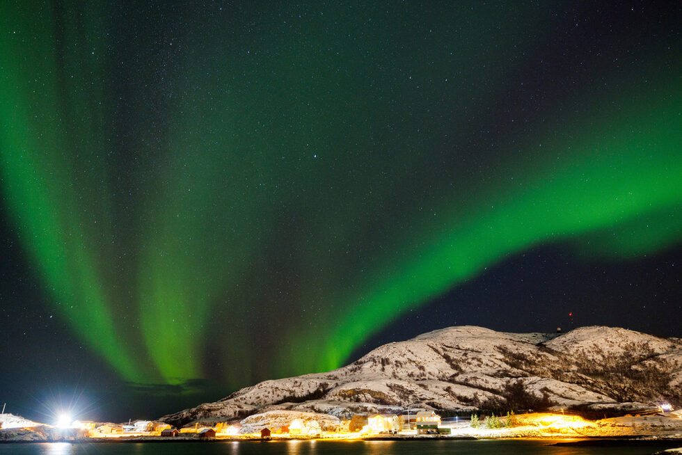 Северното сияние, наричано още Aurora Borealis, осветява нощното небе в Сомарой, Норвегия.