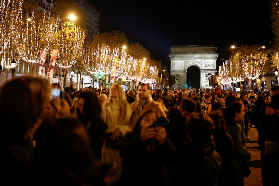 Светлините са монтирани от Blachère Illuminations - компания, която вече е участвала в предишните три издания на събитието.<br /><br />Дружеството се ангажира с екологично съобразен подход, тъй като осветителните системи могат да се използват от три до пет сезона.<br /><br />Общо 400 дървета са покрити с гирлянди, оформени на стъклен балон.