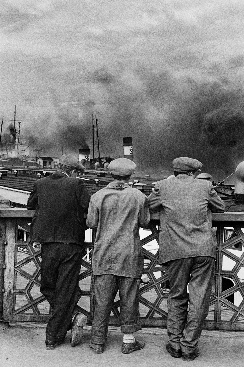 <em>"Ако търсим фотограф, който – подобно на Судек, Атже, Брасай или Изис – почти напълно се идентифицира с града и се е превърнал в органична част от него, който вече се счита за негов символ, който през целия си живот го е обичал с безумна страст и го е снимал с чувствителността на поет и наблюдателното око на романист, мисля, че само един човек на лицето на земята отговаря на това описание и може да бъде наречен "фотографът на Истанбул": това е Ара Гюлер. От момента, когато започва да се занимава с фотография, и до края на живота му Истанбул е единственият обект, който той никога не изоставя – не че някога е бил способен да го изостави",</em> казва за него Самих Рафат.