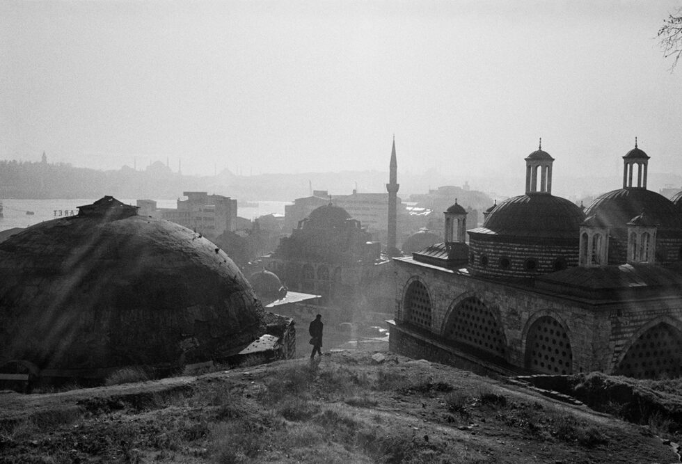 Така го вижда световноизвестният фотограф Ара Гюлер (1928 - 2018), чиито фотографии ще бъдат показани в галерия "Синтезис". Откриването на изложбата "Истанбул" ще се състои на 23 ноември от 18:30 ч. в присъствието на Н. Пр. г-жа Айлин Секизкьок, посланик на Република Турция в София и г-жа Чагла Сарач – директор на Музея "Ара Гюлер"/Архив и изследователски център "Ара Гюлер" в Истанбул.