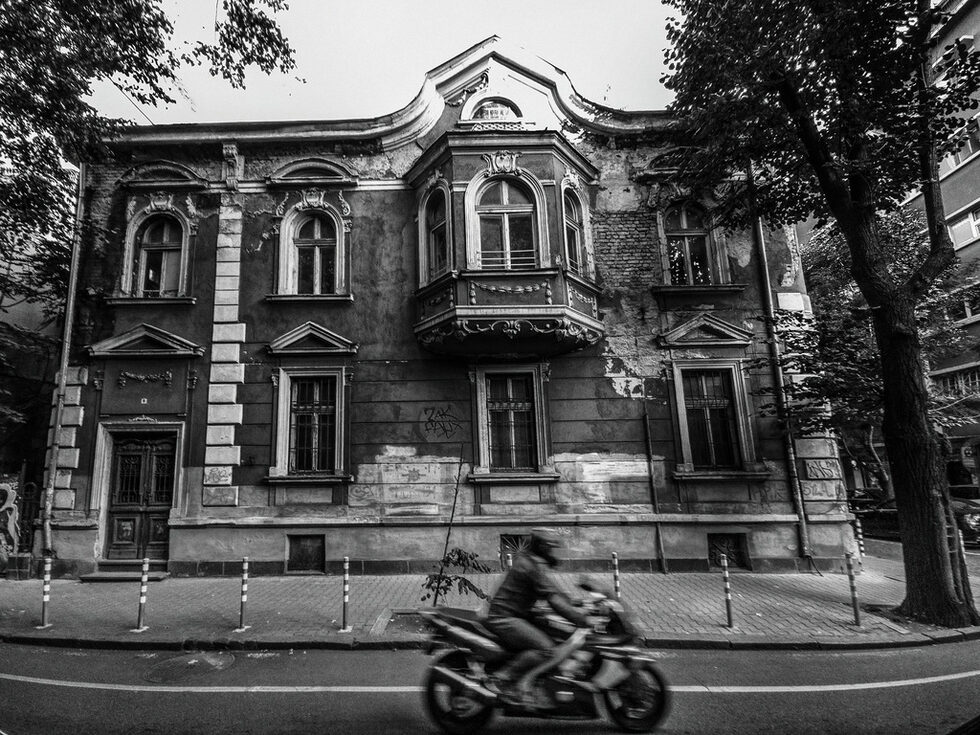 <em>"Няма как да остане незабелязан този прилично запазен и добре декориран софийски дом. Засводените прозорци с украсени рамки, големият фронтон над вратата и опасаният с цветя под на изпъкналия балкон придават неподправена красота на сградата."</em><br /><br />Това пишат организаторите на изложбата "Невидима София" за сградата на ул. "Княз Борис", заснета от Георги Величков.