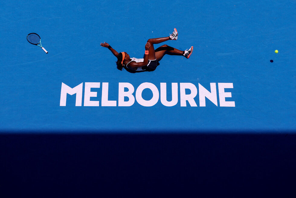 Коко Гоф лежи на корта в мача си срещу Йелена Остапенко на Australian Open.