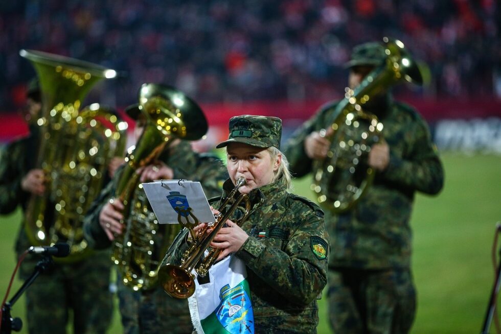 Военен оркестър преди мача.