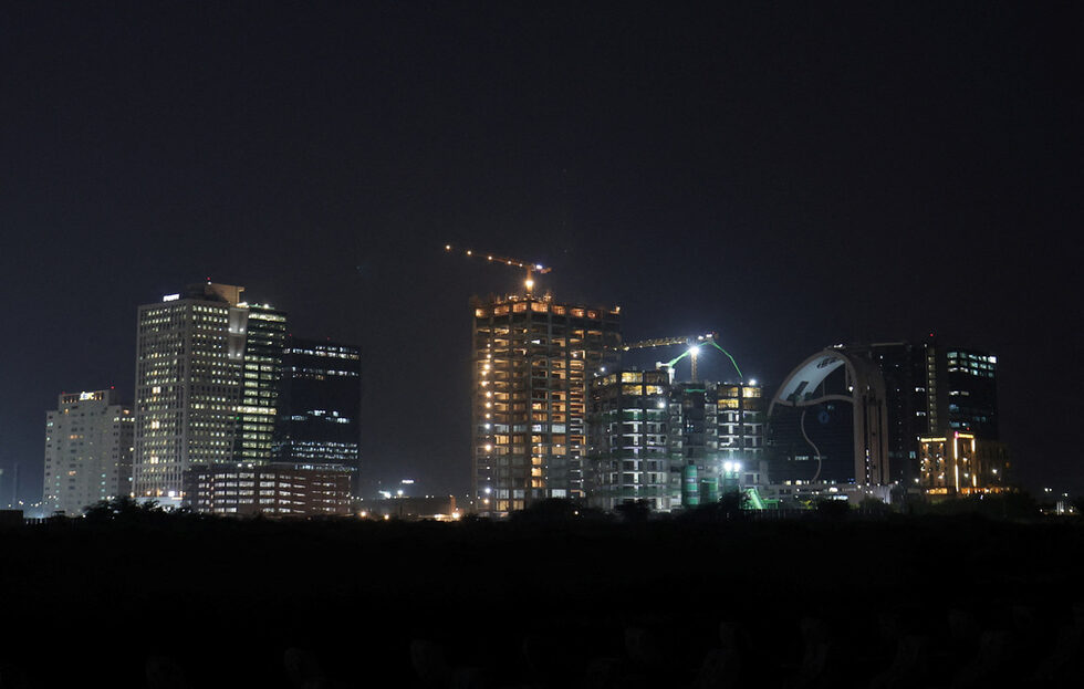 Изглед към офис сградите в Gujarat International Finance Tec-City (GIFT) в Гандинагар, Индия.