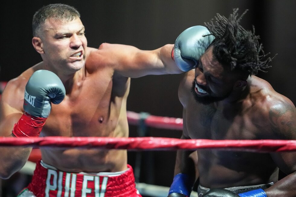 Победа на галавечерта в САЩ <a href="https://www.dnevnik.bg/sport/2023/12/15/4566247_tervel_pulev_specheli_po_tochki_purviia_si_mach_v/?ref=home_layer2" target="_blank">постигна и Тервел Пулев</a>.<br /><br />Българският боксьор се наложи се наложи над 34-годишния американец Дионардо Майнър с единодушно съдийско решение (59:54, 60:53, 60:53).