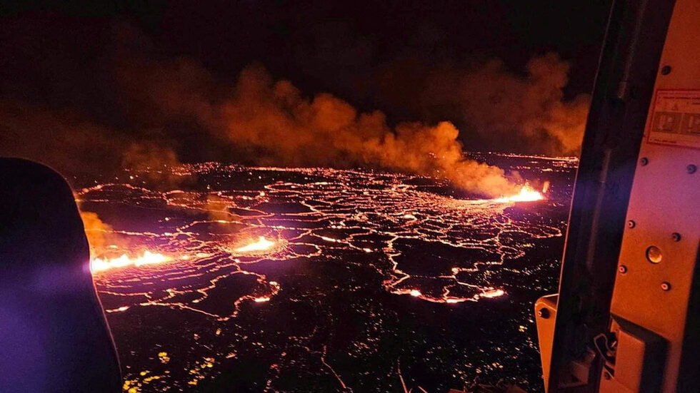 Лавата от голямото <a href="https://www.dnevnik.bg/sviat/2023/12/19/4567702_vulkanut_na_poluostrov_reikianes_v_islandiia_izrigna/" target="_blank">изригване на вулкан в Исландия,</a> изглежда, се отдалечава от единствения град в района, което дава надежда, че домовете ще бъдат спасени, съобщиха геолози и спасители.<br /><br />Изригването късно в понеделник на полуостров Рейкянес в Югозападна Исландия изхвърли лава и дим на повече от 100 м във въздуха след седмици на интензивна сеизмична активност