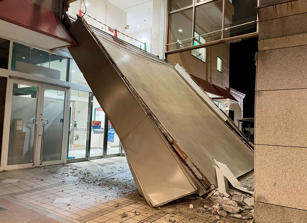 Японската метеорологична служба предупреди за нови силни земетресения през седмицата, особено през следващите два или три дни, отбелязва ДПА.