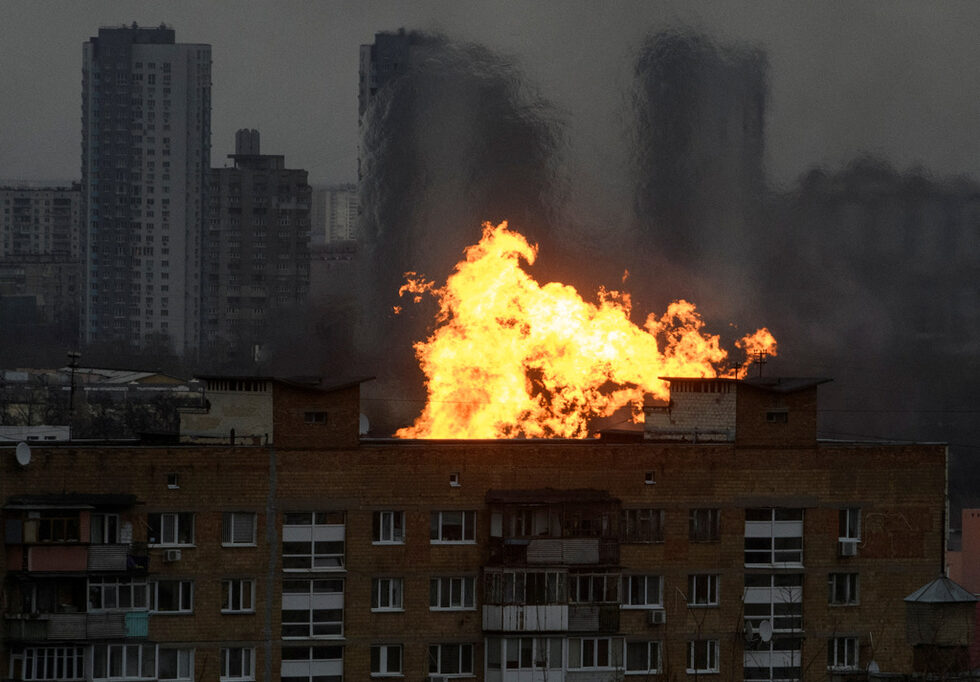 Експлозия след руски ракетен удар в Киев. Украйна, 2 януари 2024 г.<br /><br />• <a href="https://www.dnevnik.bg/sviat/voinata_v_ukraina/2024/01/02/4571597_nad_110_sa_raneni_a_hiliadi_bez_tok_sled_6-chasova/" target="_blank"><strong>Над 110 са ранени, а хиляди – без ток след 6-часова руска атака в Украйна</strong></a>
