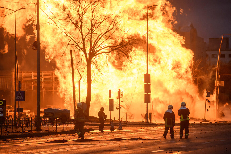 Киев, Украйна, 2 януари 2024 г.<br /><br />• <a href="https://www.dnevnik.bg/sviat/voinata_v_ukraina/2024/01/02/4571597_nad_110_sa_raneni_a_hiliadi_bez_tok_sled_6-chasova/" target="_blank"><strong>Над 110 са ранени, а хиляди – без ток след 6-часова руска атака в Украйна</strong></a>