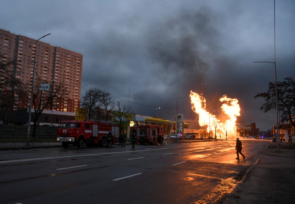 Пожар в Киев, Украйна, 2 януари 2024 г.<br /><br />• <a href="https://www.dnevnik.bg/sviat/voinata_v_ukraina/2024/01/02/4571597_nad_110_sa_raneni_a_hiliadi_bez_tok_sled_6-chasova/" target="_blank"><strong>Над 110 са ранени, а хиляди – без ток след 6-часова руска атака в Украйна</strong></a>