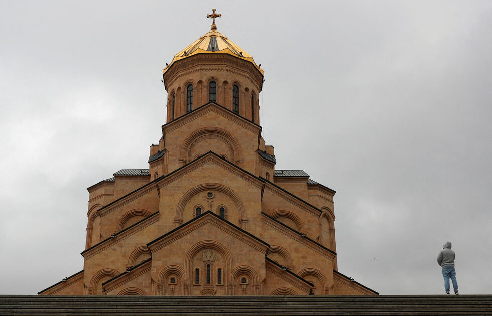 Катедралата "Света Троица" в Тбилиси, Грузия, в която в момента е изложена икона, елемент от която изобразява съветския лидер Йосиф Сталин. Тя е била изцапана с боя в знак на протест срещу почитането на диктатора.