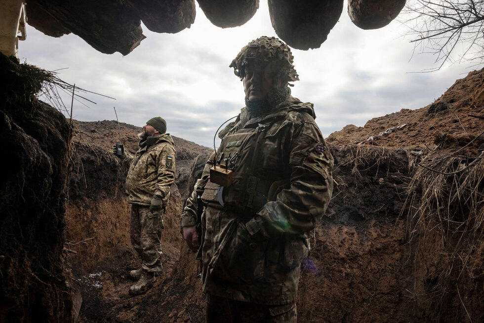 Украински военни инженери стоят в прясно изкопана траншея, която тяхното подразделение е изградило като част от система от нови укрепления близо до фронтовите линии извън Купянск.<br /><br />С настъпването на зимата в Източна Украйна няма непосредствени перспективи за сериозни промени на фронтовата линия, смятат британските военни.