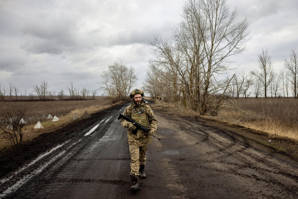 Украински военен инженер с позивна "Гущер" върви по път близо до фронтовата линия, където е помогнал за изграждането на укрепления край Купянск.<br /><br />Русия усили действията си около Купянск и Авдиивка в Източна Украйна, като според британското разузнаване окупационните сили търпят особено големи човешки загуби около Авдиивка.<br /><br />На 10 януари т.г. репортери на "Ройтерс" са видели изкопите на неразкрито място в Черниговска област близо до руската граница. Изкопната дейност се извършва едновременно с багери и лопати.