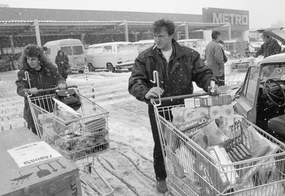 На 18 март 1999 г. германската верига "Метро кеш енд кери" отваря първите си два магазина в София и Пловдив кат опървоначално не е имала намерение да стъпва на пазари с под 10 млн. население. Очаквано веригата спазва обявените година по-рано дати. Преди нея на пазара работят едва две вериги и то за продажби на дребно - "Фантастико" и "Оазис".