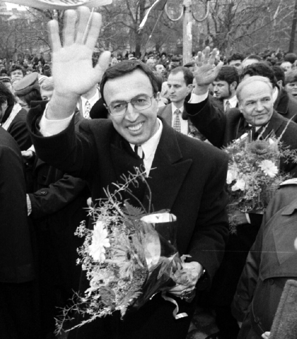 През последните 27 години президентът на България встъпва в длъжност на 22 януари. Първата официална церемония е организирана за Петър Стоянов, който е държавен глава между 1997 и 2002 г. На снимката вдясно от него е вицепрезидентът Тодор Кавалджиев.<br /><br />От падането на тоталитарния режим до сега България е имала шестима президенти: Петър Младенов (чиято партия БСП наложи наименованието председател-президент), Желю Желев, Петър Стоянов, Георги Първанов, Росен Плевнелиев и Румен Радев. Днес Радев отбелязва началото на третата година от втория си мандат.