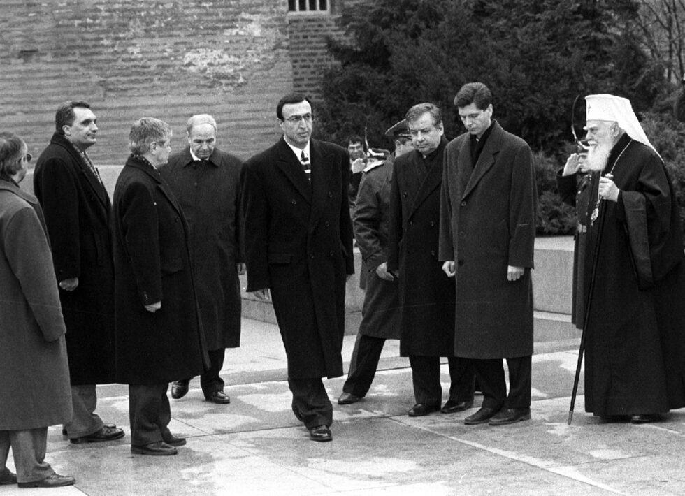 Стоянов и Кавалджиев бяха избрани на 3 ноември 1996 г. с 59.76% от гласовете, като за тях гласуваха 2.5 млн. души.<br /><br />На снимката: Петър Стоянов поднася цветя на Паметника на Незнайния войн на 22 януари 1997 г. Вдясно от него са тогавашният председател на Народното събрание Благовест Сендов (БСП) и премиерът в оставка Жан Виденов. До тях е патриарх Максим (1914 - 2012 г.). Вляво в профил е лидерът на СДС Иван Костов, който ще оглави правителството през май същата година.<br />