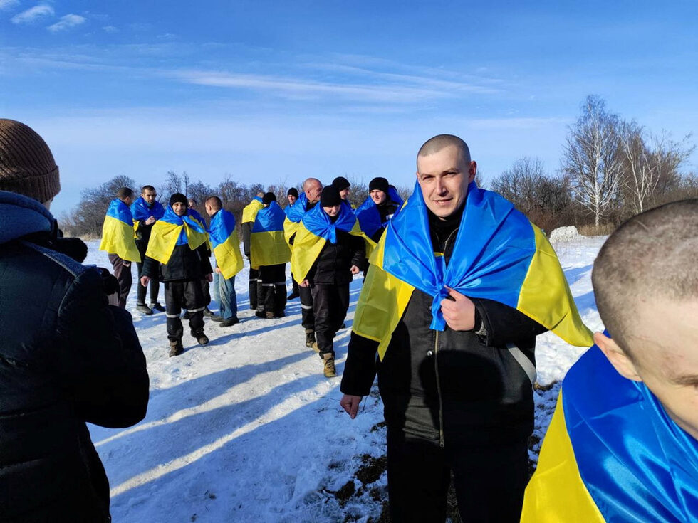 Украински военнопленници след размяна на неизвестно място в Украйна.