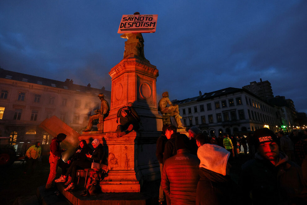 Следобед, когато се очаква да е пикът на протеста, еврокомисарят за земеделието Януш Войчеховски ще има среща с представители на фермерите.