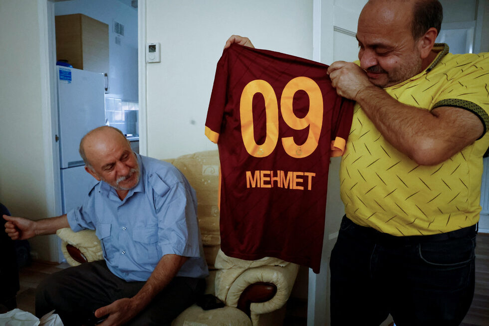 Мехмет обича да играе компютърни игри, поддържа връзка с приятелите си от турското училище и разговаря с роднините си в Турция, включително с баба си. Той винаги е обичал футбола. Казва, че любимият му английски отбор е "Манчестър Сити", а норвежкият нападател Ерлинг Хааланд е негов особен герой.