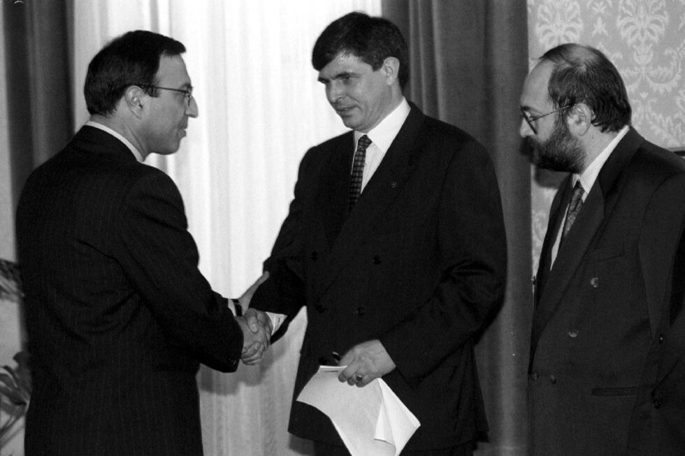 На 12 февруари 1997 г. президентът Петър Стоянов (вляво) назначава второто служебно правителство на България. Премиер е Стефан Софиянски (в средата). До него на снимка е вицепремиерът и правосъден министър Хараламби Анчев.<br /> <br />Кабинетът ръководи страната от февруари до май 1997 г. - след падането от власт на Жан Виденов и постигането на споразумение за предсрочни избори. Първото му решение е за въвеждане на валутен борд, който да стабилизира страната след хиперинфлацията