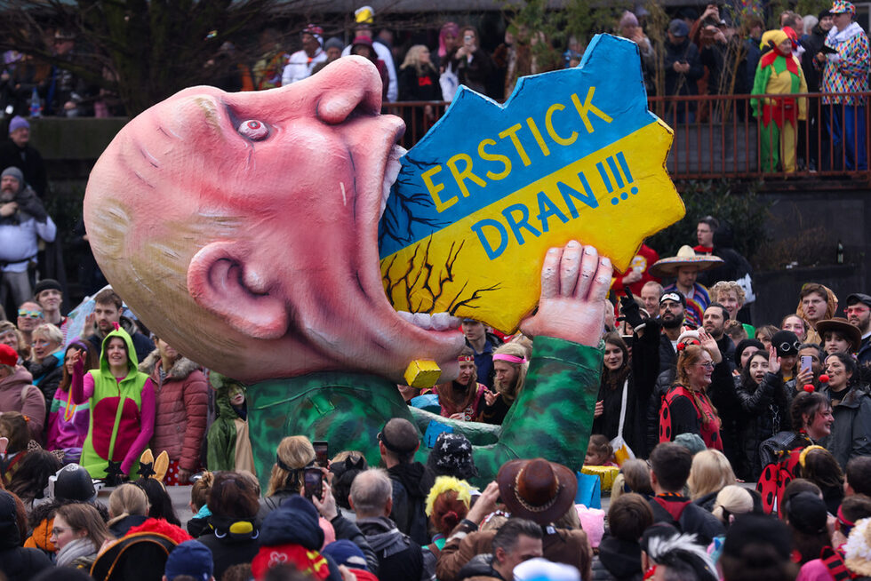 Последният понеделник преди началото на Великденския пост (Rosenmontag) е кулминацията на карнавалите в Германия в началото на новата година. Една от модерните традиции, особено популярна в Дюселдорф, е на шествие с платформи с остра политическа сатира. На снимката: Владимир Путин, захапал Украйна с надпис "Да се задавиш, дано!".