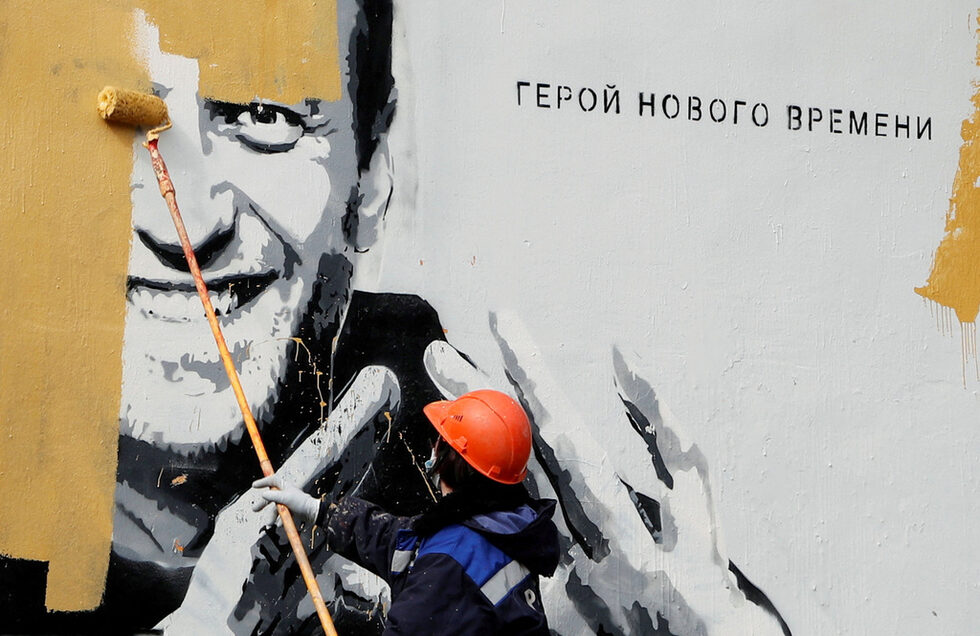 Най-големият критик на Кремъл и най-прочутият политически затворник в Русия <a href="https://www.dnevnik.bg/sviat/2024/02/16/4589331_rusiia_obiavi_smurtta_na_navalni_v_zatvora/?ref=home_mainStory" target="_blank">Алексей Навални е починал в затвора</a> според съобщение на властите от петък (16 февруари). Новината беше коментирана от наблюдатели и медии като "убийство от режима". <br /><br />В памет на опозиционера "Дневник" публикува селекция от снимки на агенция "Ройтерс" от последните над 10 години. Всичко за смъртта му <a href="https://www.dnevnik.bg/sviat/2024/02/16/4589331_rusiia_obiavi_smurtta_na_navalni_v_zatvora/?ref=home_mainStory" target="_blank">четете на живо тук</a>. <br /><br />На снимката: Работник унищожава с боя графит, изобразяващ Алексей Навални - рисунката е в Санкт Петербург на 28 април 2021 г. Посланието е: "Герой на новото време."