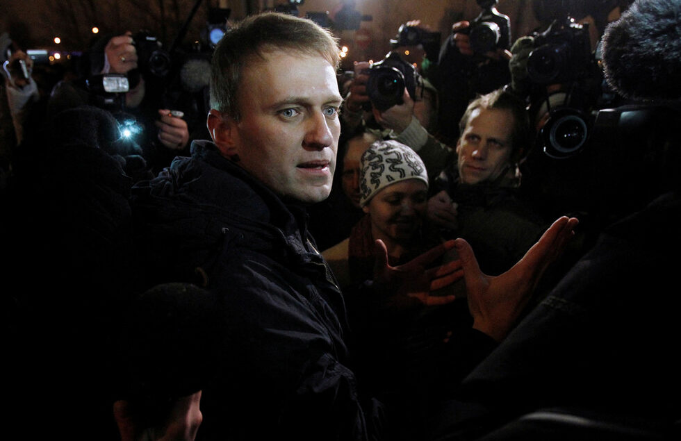 Алексей Навални, който беше и борец срещу корупцията, говори с журналисти на излизане от полицейски участък в деня на освобождаването му в Москва - 21 декември 2011 г.<br /><br />Навални беше арестуван на опозиционен протест в Москва на 5 декември.
