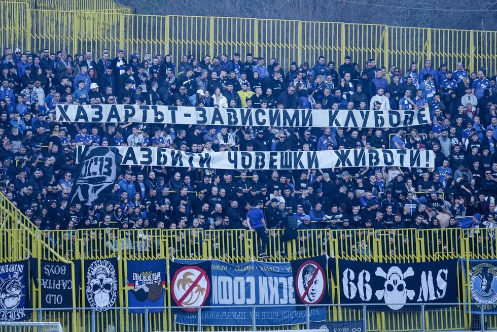 Фенове на "Левски" издигнаха транспарант срещу хазарта по време на <a href="https://www.dnevnik.bg/burzi-novini/2024/02/17/4589498_burzi_novini_17_fevruari/#4589826" target="_blank">мача с "Пирин"</a> в Благоевград през уикенда. Привърженици вдигнаха надпис "Хазартът – зависими клубове, разбити човешки животи".<br />Това е поредната стъпка на феновете, които протестират срещу собственика Наско Сираков и генералния спонсор на клуба "Палмс бет". При напускането си треньорът <a href="https://www.dnevnik.bg/sport/2023/04/08/4470383_stoilov_sled_napuskaneto_niama_da_uchastvam_v/" target="_blank">Станимир Стоилов</a> посочи зависимост между спонсора и клуба, а за същото говори и бившият изпълнителен директор <a href="https://www.dnevnik.bg/sport/2023/04/18/4473337_ivkov_dogovorut_za_upravlenie_na_levski_e_za_iztochvane/" target="_blank">Ивайло Ивков</a>. Още през лятото феновете обявиха "сезон на протеста". По-късно <a href="https://www.dnevnik.bg/sport/2023/12/11/4564318_levski_na_levskarite_se_priceli_kum_pridobivane_na/" target="_blank">"Левски на левскарите"</a> обвини Сираков и спонсора, че пречат за влизането на други партньори