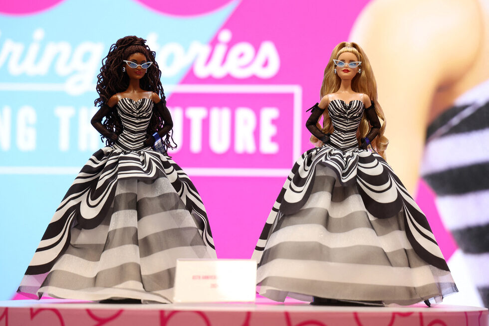 Куклите за 65-годишнината, създадени от филипинския водещ дизайнер на Barbie Signature Карлил Нуера, са преосмислени като оригинален бански костюм на Барби в черно-бяла рокля, придружена от бели слънчеви очила с котешки очила.