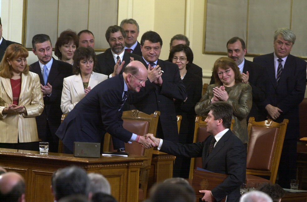 Преди 20 години - на 18 март 2004 г., с голямо мнозинство парламентът ратифицира Северноатлантическия договор, с което потвърди включването на България в НАТО. "Против" бяха четирима от левицата - комунистът Александър Паунов, Андрей Пантев и Огнян Сапарев и ген. Любен Петров.<br /><br />Веднага след гласуването председателят на парламента Огнян Герджиков подписа писмо до президента с искане за обнародване на решението. В пленарната зала Георги Първанов подписа указа, а минути след това квесторите внесоха първите копия от новия брой на Държавен вестник с ратификацията.<br /><br />На снимката - премиерът Симеон Сакскобургготски поздравява президента Георги Първанов.