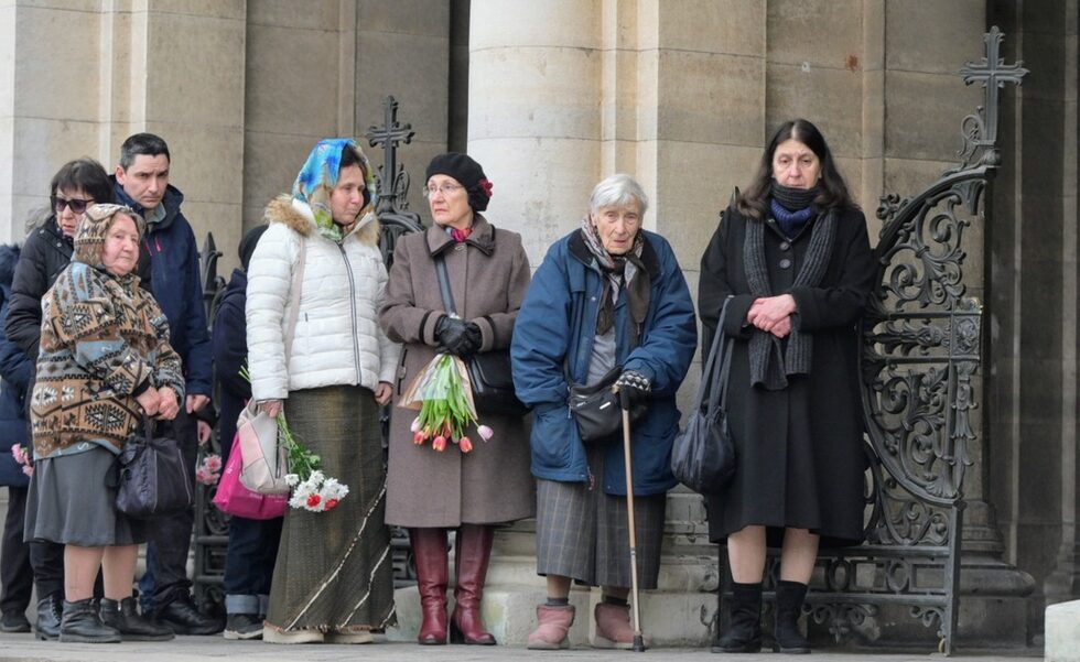 В 9.30 ч. утре ще бъде отслужена заупокойната света литургия, в 11.00 ч. - опело в Патриаршеска катедрала "Свети Александър Невски". От 12 ч. от площад "Св.Александър Невски" ще започне литийно шествие до митрополитския катедрален храм "Света Неделя", където от 13 ч. ще бъде проведена церемония по погребение на Негово Светейшество.