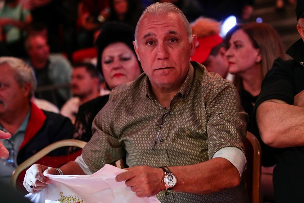 Около 8000 души изгледаха на живо мачовете в "Арена Армеец", а сред тях беше и Христо Стоичков, който се качи на ринга след края на мача и поздрави братя Пулеви. "Горд и щастлив съм от победите на Кубрат и Тервел. Не е лесно да носиш трибагреника и герба. Гордея се, че сме приятели от толкова много години. Затова съм тук, за да ги подкрепя", каза Стоичков.