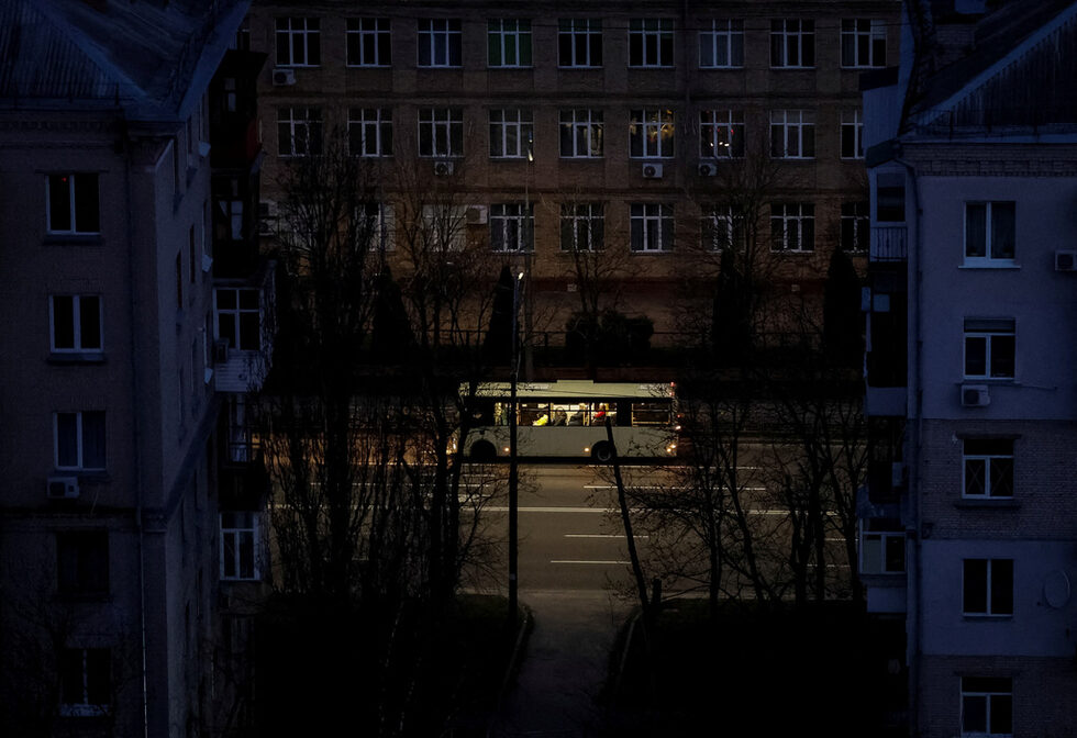 Хора се возят в автобус по време на въздушна тревога рано сутринта в Киев, Украйна.