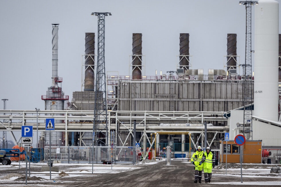 Заводът на Equinor EQNR.OL е вторият по големина единичен източник на емисии в страната, като генерира около 850 000 метрични тона CO2 годишно, или 2% от годишните емисии на Норвегия.<br /><br />Тя изнася достатъчно газ, за да покрие потреблението на около 6,5 милиона жилища, главно в Европа. Електрификацията ще спомогне за удължаване на производствения живот на находището и за износ на повече газ към пазарите.<br /><br />Конфликтът илюстрира трудния избор, който държавите трябва да направят, за да намалят емисиите на парникови газове и да осигурят енергия за бъдещия растеж, често включващ конкурентно използване на земята.