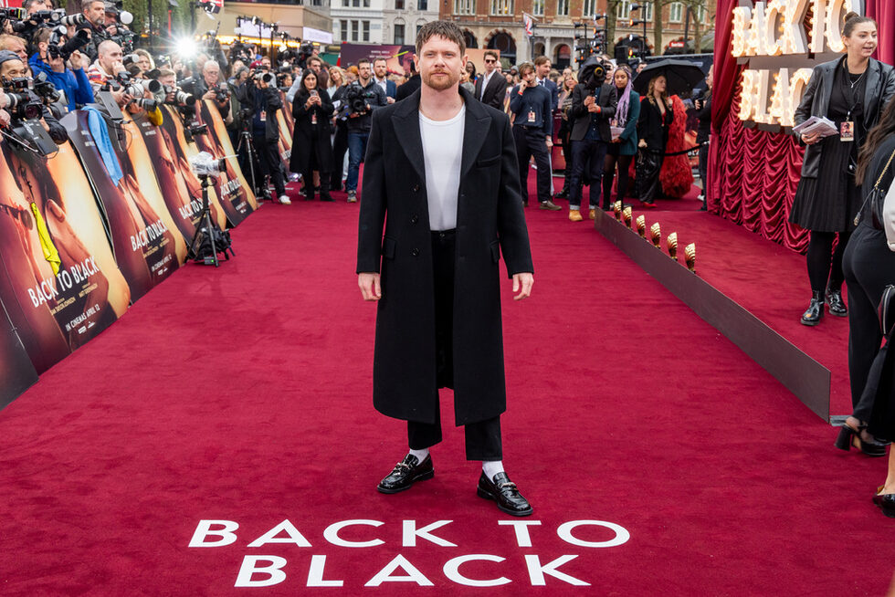 На червения килим пред ODEON Luxe Leicester Square<em> </em>се появиха както актьорите от филма, така и много почитатели и приятели на Ейми Уайнхаус, която почина през 2011 г.<br /><br />На снимката е Джак О'Конъл