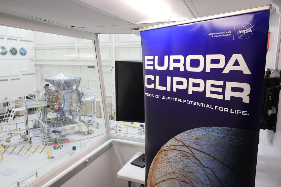 След изстрелването си през октомври 2024 г. се очаква Europa Clipper да пристигне на Европа през 2030 г. след пет години и половина пътуване. След това космическият апарат ще проведе приблизително четири години научни наблюдения, предоставяйки ценна информация за потенциалната обитаемост на луната и наличието на условия, подходящи за живот под ледената ѝ повърхност.