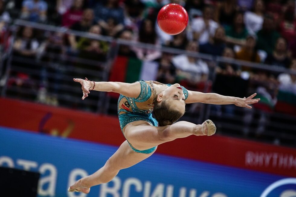 С осем медала завърши България <a href="https://www.dnevnik.bg/sport/2024/04/14/4614185_otlichna_proverka_za_parij_bulgagarskite_gimnastichki/" target="_blank">Световната купа</a> по художествена гимнастика в София, която се проведе между 12 и 14 април.<br /><br />Състезателката в индивидуалното Стиляна Николова (на снимката) приключи с четири отличия