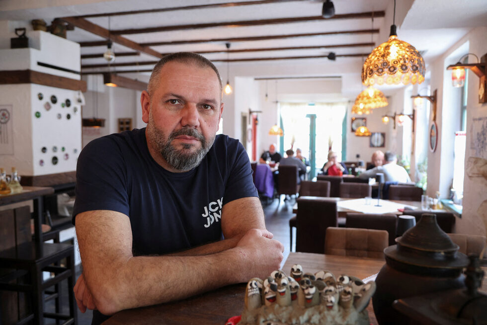 Дарио Додик, собственик на ресторант, позира в ресторанта си във Вареш.