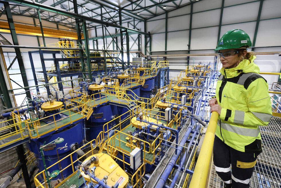 Тогава базираната в Обединеното кралство компания Adriatic Metals ADT1.L започва да разработва мината преди седем години и след инвестиции на стойност 250 млн. долара започва производство миналия месец - първата подобна мина, открита в Европа от повече от десетилетие.<br /><br />Сега край реката се строят дървени къщички. Открити са магазини и пекарни, а ресторантите са пълни през уикендите. Adriatic Metals ADT1.L са построили нов път и са ремонтирали железопътна линия, за да намалят изолацията на града.