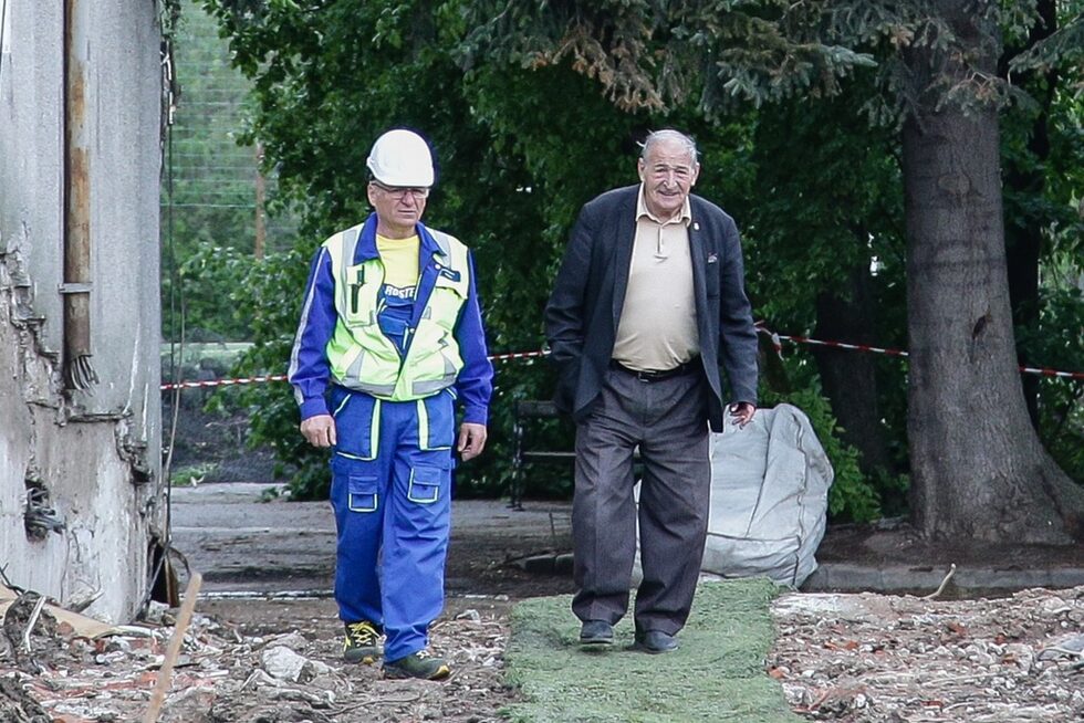 Легендарният футболист и треньор Димитър Пенев присъства на стадиона.