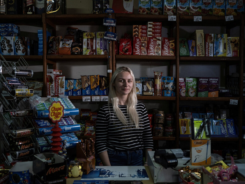 20-годишната Мария Янкучич, студентка, позира за снимка в магазина за хранителни стоки, в който работи.<br /><br />"Надявам се на ново село в спокоен район".